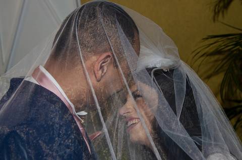 Noivos Sob o Véu Sorrindo Buffet Millenium - Mooca - SP'