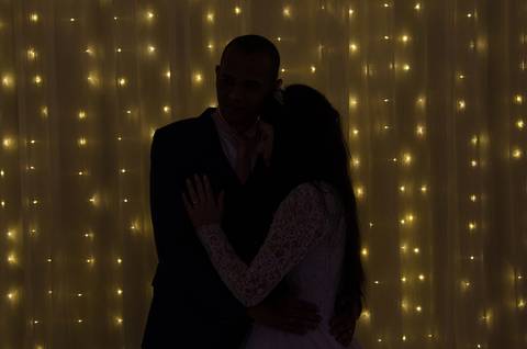 Buffet Millenium - Mooca - SP Silhueta dos Noivos na Frente da Cortina de Led'