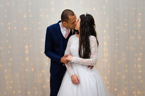 Buffet Millenium - Mooca - SP Noivos na Frente da Cortina de Led'