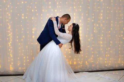 Buffet Millenium - Mooca - SP Noivos na Frente da Cortina de Led'