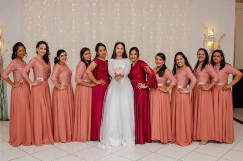 Buffet Millenium - Mooca - SP Noiva Com Madrinhas na Frente da Cortina de Led'