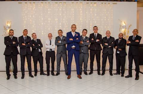 Buffet Millenium - Mooca - SP Noivo Com Padrinhos na Frente da Cortina de Led'