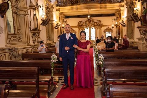 Entrada do Noivo Com Sua Mãe na Igreja da Venerável Ordem Terceira do Carmo na Sé em SP'