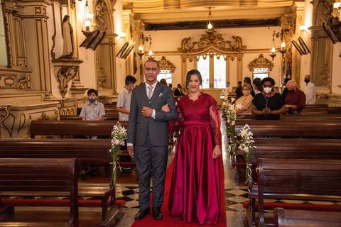 Entrada dos Pais da Noiva na Igreja da Venerável Ordem Terceira do Carmo na Sé em SP'