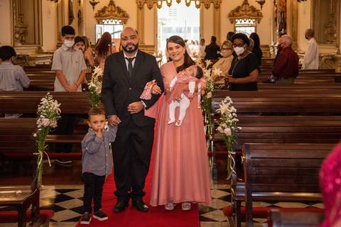 Entrada dos Padrinhos Com Seus Filhos na Igreja da Venerável Ordem Terceira do Carmo na Sé em SP'