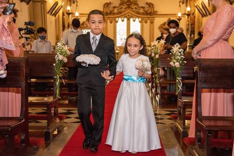 Entrada dos Noivinhos Com As Alianças na Igreja da Venerável Ordem Terceira do Carmo na Sé em SP'