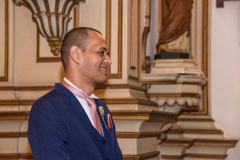 Noivo Sorrindo Vendo a Noiva Entrar  Igreja da Venerável Ordem Terceira do Carmo na Sé em SP'