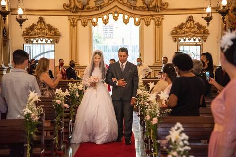 Entrada da Noiva Com o Pai na Igreja da Venerável Ordem Terceira do Carmo na Sé em SP'