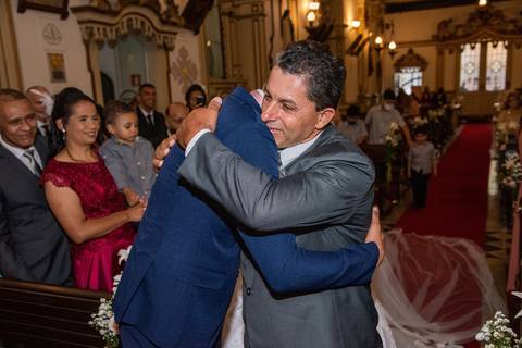 Noivo Abraçando Sogro na Igreja da Venerável Ordem Terceira do Carmo na Sé em SP'