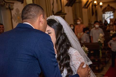 Noivo Beijando 
Noiva Na Testa Igreja da Venerável Ordem Terceira do Carmo na Sé em SP'