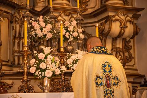 Padre Celebrando a Missa Igreja da Venerável Ordem Terceira do Carmo na Sé em SP'
