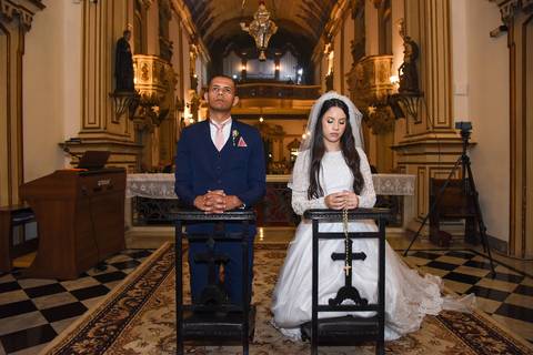 Igreja da Venerável Ordem Terceira do Carmo na Sé em SP Noivos de Joelhos em Oração '