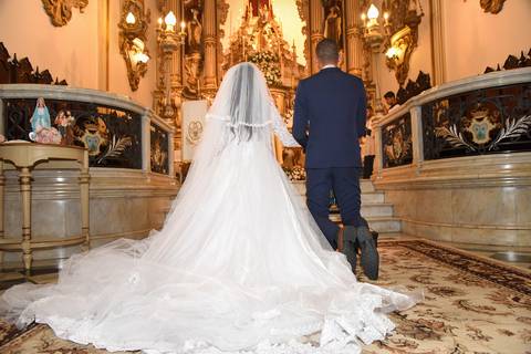 Igreja da Venerável Ordem Terceira do Carmo na Sé em SP Noivos de Costas de Frente ao Altar'