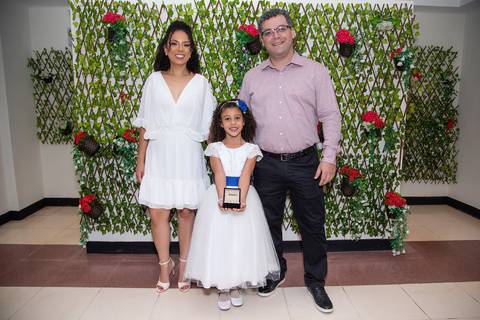 Noivos com Daminha Mostrando Aliança Cartório Shopping Santana'