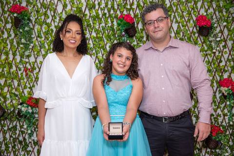 Noivos com Daminha Mostrando Aliança Cartório Shopping Santana'