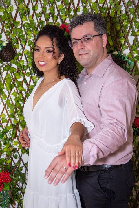 Noivos Mostrando Aliança de Mãos Dadas Cartório Shopping Santana'