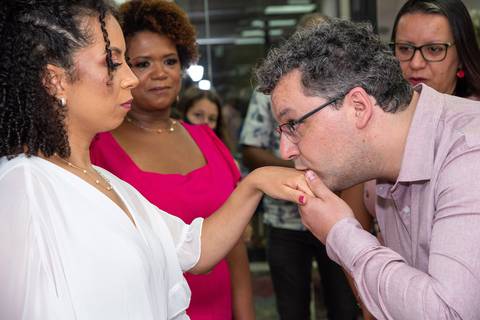 Noivo Beijando Mão da Noiva Cartório Shopping Santana'