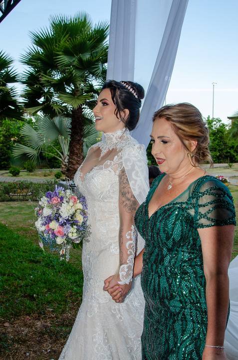 Casamento no Espaço Olinda em Santa Isabel SP Entrada da Noiva com sua Mãe'