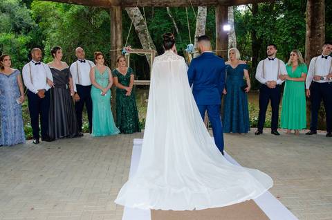 Casamento no Espaço Olinda em Santa Isabel SP Noivos de costas e Todos os Padrinhos de Frente'