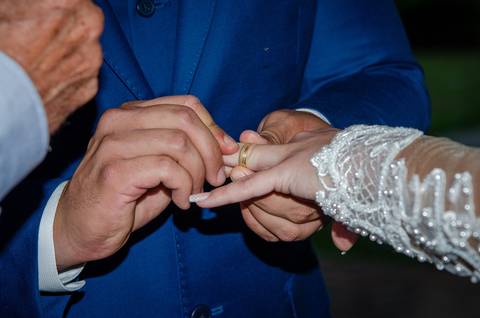 Casamento no Espaço Olinda em Santa Isabel SP Noivo Colocando a Aliança na Noiva'