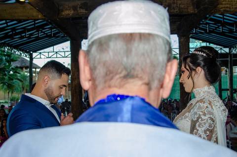 Casamento no Espaço Olinda em Santa Isabel SP Noivos de Frente um ao Outro'