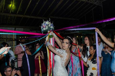 Casamento no Espaço Olinda em Santa Isabel SP Noiva na Roda Segurando o Buquê com Fitas para as Convidadas Corarem'