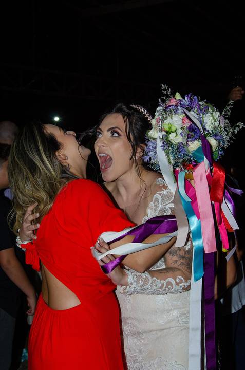 Casamento no Espaço Olinda em Santa Isabel SP Noiva Gargalhando com Vencedora do Buquê'