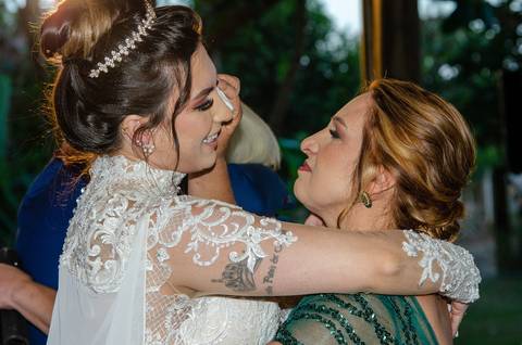 Casamento no Espaço Olinda em Santa Isabel SP Noiva e Mãe se Olhando Chorando e Sorrindo'