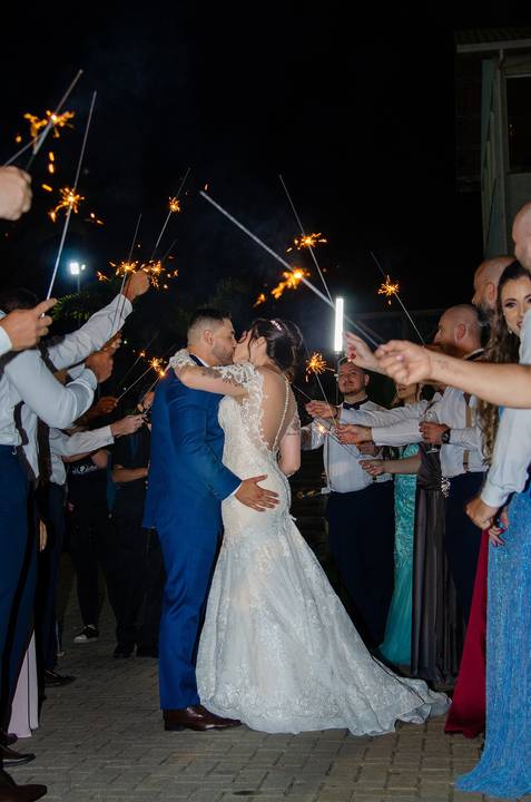 Casamento no Espaço Olinda em Santa Isabel SP Noivos se Beijando e Padrinhos com Vela Estrela'