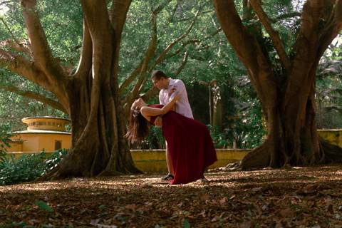 Ensaio de Casal: Noivo segurando a noiva'