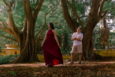 Ensaio de Casal: Noiva girando com o vestido'