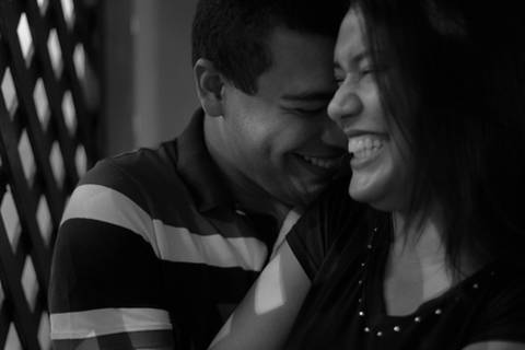 Ensaio de Casal: Casal mostrando carinho Sorrindo preto e branco'