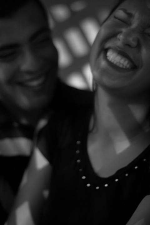 Ensaio de Casal: Casal mostrando carinho Sorrindo preto e branco'