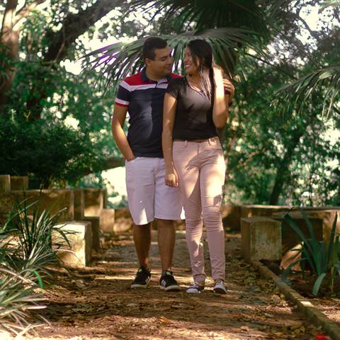 Ensaio de Casal: Casal mostrando carinho Sorrindo  e caminhando'