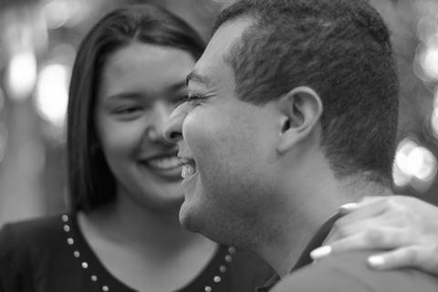 Ensaio de Casal: Preto e branco noiva olhando para o noivo'