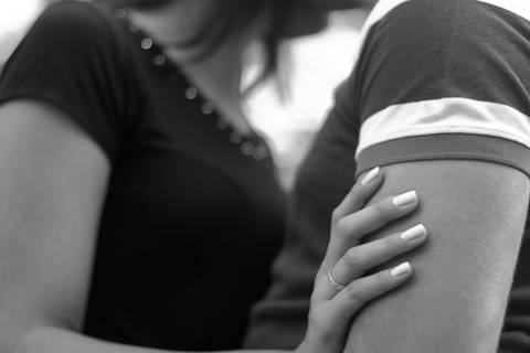 Ensaio de Casal: casal se tocando preto e branco'