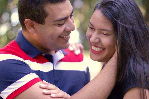 Ensaio de Casal: Carinho do noivo na noiva'