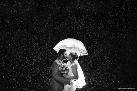 Casamento - Jonathan e Gabi - Timbó - Rodeio - Santa Catarina - Foto de casamento na chuva - sombrinha transparente'