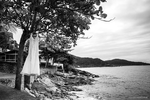 Casamento na Praia de Taquaras em Balneário Camboriú, Santa Catarina. Wedding ao ar livre, Barbara e Rubem, Paolo Salvador - Photo & Film. Fotos dos Bastidores do casamento. Vestido de Noiva. Fotos criativas.'