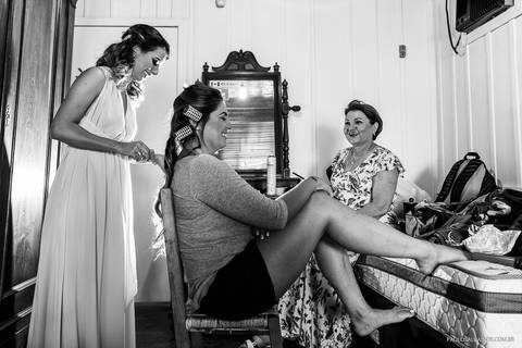 Casamento na Praia de Taquaras em Balneário Camboriú, Santa Catarina. Wedding ao ar livre, Barbara e Rubem, Paolo Salvador - Photo & Film. Fotos dos Bastidores do casamento. Vestido de Noiva. Fotos criativas. Making Of da Noiva'