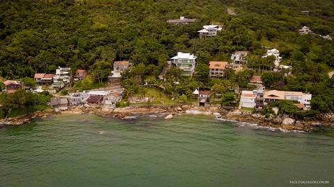 Casamento na Praia de Taquaras em Balneário Camboriú, Santa Catarina. Wedding ao ar livre, Barbara e Rubem, Paolo Salvador - Photo & Film. Foto de Drone na praia e local do casamento.'