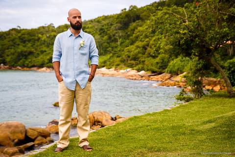 Casamento na Praia de Taquaras em Balneário Camboriú, Santa Catarina. Wedding ao ar livre, Barbara e Rubem, Paolo Salvador - Photo & Film. Fotos dos Bastidores do casamento. Vestido de Noiva. Fotos criativas. Making Of da Noivo'