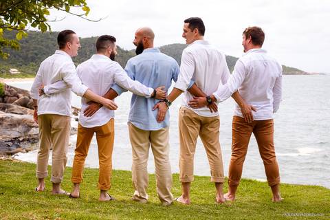 Casamento na Praia de Taquaras em Balneário Camboriú, Santa Catarina. Wedding ao ar livre, Barbara e Rubem, Paolo Salvador - Photo & Film. Fotos dos Bastidores do casamento. Vestido de Noiva. Fotos criativas com Testemunhas'