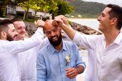 Casamento na Praia de Taquaras em Balneário Camboriú, Santa Catarina. Wedding ao ar livre, Barbara e Rubem, Paolo Salvador - Photo & Film. Fotos dos Bastidores do casamento. Vestido de Noiva. Fotos criativas com Testemunhas'