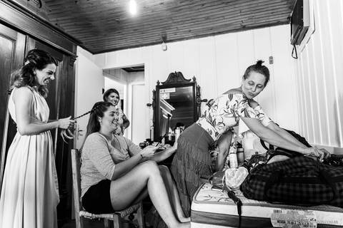 Casamento na Praia de Taquaras em Balneário Camboriú, Santa Catarina. Wedding ao ar livre, Barbara e Rubem, Paolo Salvador - Photo & Film. Fotos dos Bastidores do casamento. Vestido de Noiva. Fotos criativas. Making Of da Noiva'