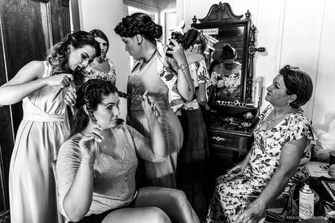 Casamento na Praia de Taquaras em Balneário Camboriú, Santa Catarina. Wedding ao ar livre, Barbara e Rubem, Paolo Salvador - Photo & Film. Fotos dos Bastidores do casamento. Vestido de Noiva. Fotos criativas. Making Of da Noiva'