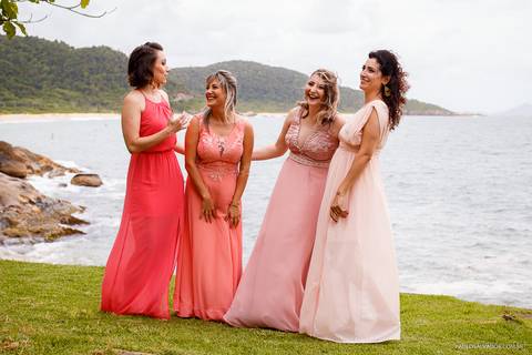 Casamento na Praia de Taquaras em Balneário Camboriú, Santa Catarina. Wedding ao ar livre, Barbara e Rubem, Paolo Salvador - Photo & Film. Fotos dos Bastidores do casamento. Vestido de Noiva. Fotos criativas com Testemunhas'