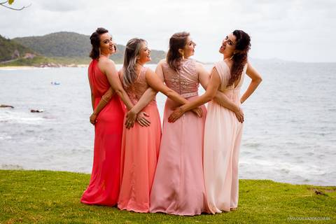 Casamento na Praia de Taquaras em Balneário Camboriú, Santa Catarina. Wedding ao ar livre, Barbara e Rubem, Paolo Salvador - Photo & Film. Fotos dos Bastidores do casamento. Vestido de Noiva. Fotos criativas com Testemunhas'