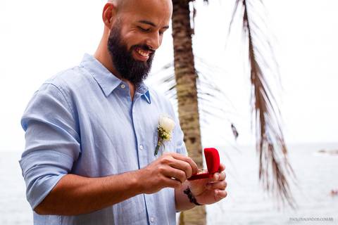 Casamento na Praia de Taquaras em Balneário Camboriú, Santa Catarina. Wedding ao ar livre, Barbara e Rubem, Paolo Salvador - Photo & Film. Fotos dos Bastidores do casamento. Vestido de Noiva. Fotos criativas com Testemunhas'