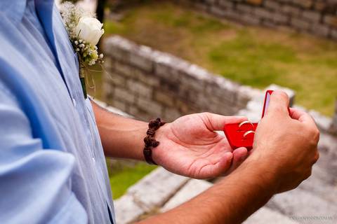 Casamento na Praia de Taquaras em Balneário Camboriú, Santa Catarina. Wedding ao ar livre, Barbara e Rubem, Paolo Salvador - Photo & Film. Fotos dos Bastidores do casamento. Vestido de Noiva. Fotos criativas com Testemunhas'